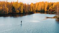 Sähkösurffaja surffaa Kemijoen pinnalla Rovaniemellä lokakuun alussa.