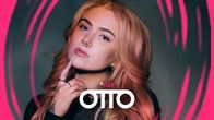 Poplaulaja Evelina tummaa taustaa vasten, kuvan päällä teksti YleX Otto.