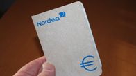 Nordea-pankin vastakirja kädessä