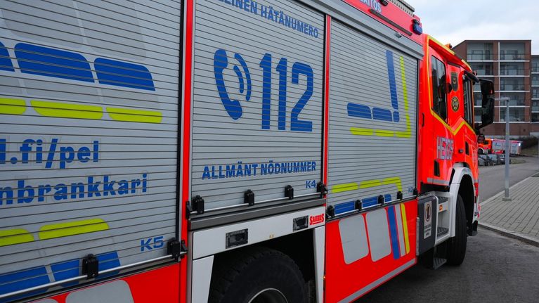 Hälytysajoneuvoja Yleisradion piha-alueella. 