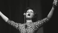 Connie Francis laulaa mikkiin.