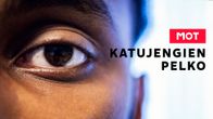 MOT: Katujengien pelko -ohjelman kansikuva. Lähikuva silmästä.