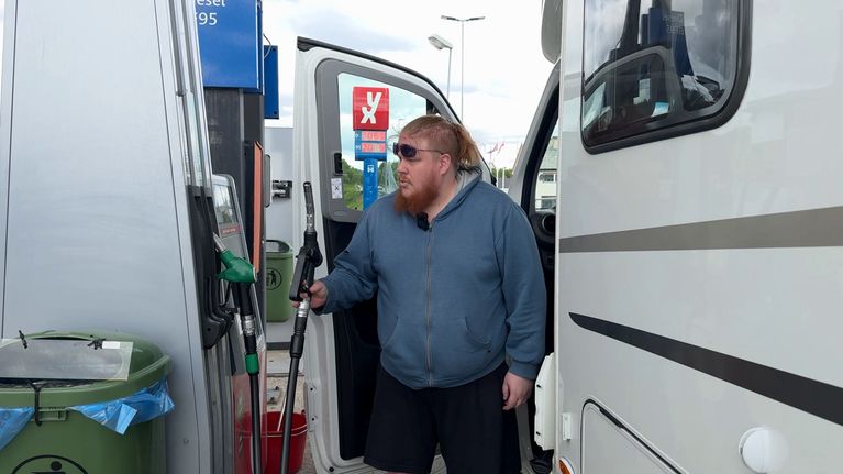 Tero Rantanen poikkesi Kaarasjoelle Norjaan tankkaamaan asuntoautoaan.