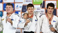 Suomen judokilpailijat poseeraavat hopeamitaleiden kanssa kansainvälisessä kilpailussa. Kuvassa Martti Puumalainen, Luukas Saha ja Eetu Ihanamäki.