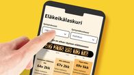 Kuvamuokkaus jossa sormi osoittaa kännykkää muistuttavaa ruutua. Ruudulla on nettisivun eläkelaskurikone, johon voi syöttää käyttäjän syntymävuoden ja -kuukauden.