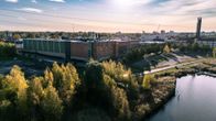 Drönarbild över Wärtsiläs gamla fastighet i Vöråstan i Vasa