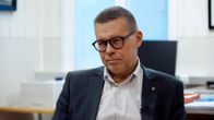 Kaskö stadsdirektör Markku Lumio tittar mot kameran i sitt arbetsrum.