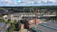 Iso voimalaitos rautatieaseman vieressä Riihimäellä ilmasta kuvattuna