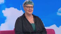 Kirjailija ja kolumnisti Raisa Omaheimo Puoli seitsemän -ohjelman studiossa.