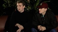 Pet Shop Boys -yhtyeen Neil Tennant ja Chris Lowe istuvat sohvalla.