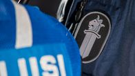 Poliisin hihamerkki ja poliisi-teksti selässä.