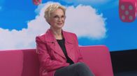 Filosofi Maija-Riitta Ollila Puoli seitsemän -ohjelman studiossa.