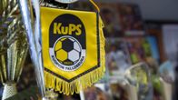 KuPS:n eli Kuopion Palloseuran pöytälippu eli standaari.