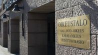 Hämeenlinnan oikeustalon sisäänkäynti, etualalla kyltti, jossa teksti oikeustalo, hallinto-oikeus, käräjäoikeus, ulosottovirasto.