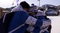 Hiihtäjä Kerttu Niskanen halaa perhettään Pyeongchangin olympialaisissa.