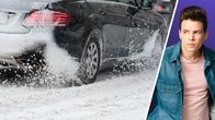 Vasemmalla henkilöauto ajaa lumisella tiellä. Oikealla rajatumpi erillinen kuva toimittaja Antti Kurrasta.