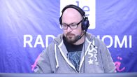 Matti Ylönen istuu radiostudiossa kuulokkeet korvillaan.