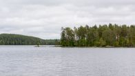 Maisema Lentua-järven rannalta Kuhmosta.