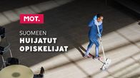 Henkilö lakaisee lattiaa mopilla isossa ruokalassa.
