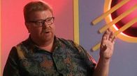 Jussi Raittinen istuu haastattelussa kuviollinen kauluspaita päällään.