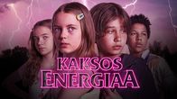 Neljä lasta katsoo vakavina horisonttiin. Taustalla punertavalla taivaalla salamoi. Otsikkoteksti "Kaksosenergiaa" hohtaa etualalla.