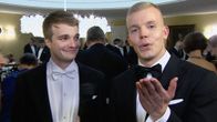 Mikko Kuusi seisoo vasemmalla ja katselee kun Elastinen lähettää lentosuukon tv-katsojille. 