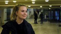 Nuori nainen Helsingin yliopiston Porthania-rakennuksen ala-aulassa.