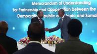 Etiopian ja Somalimaan esutajat kättelemässä yhteisymmärryspöytäkirjan allekirjoittamisen jälkeen