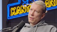 Kuvassa vaaleahiuksinen Ville Merinen studiossa nauhoittamassa Gogin kantabaari -podcastia.