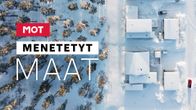 MOT: Menetetyt maat -ohjelman Areena-juliste. Ilmakuva, jossa puita ja rakennuksia.