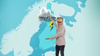 Toimittaja Tom Nylund sääkartan edessä.