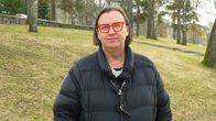 Anne Sid-Koskela har röda glasögon och svart dunjacka. Hon står i en park i Vasa.