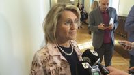 Päivi Räsänen puhuu mikrofoniin.