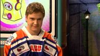 Aleksander Barkov istuu Galaxin studiossa Tapparan-pelipaita päällään.
