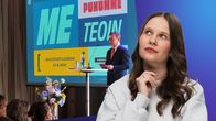Laura Törnroos står framför en bild på Petteri Orpo då regeringens kampanj mot rasism inleddes.