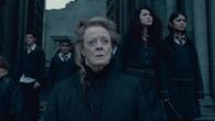 Maggiie Smith professor Minerva McGonagallin roolissa elokuvassa Harry Potter and the deathly hallows.