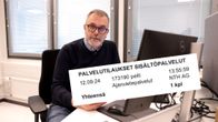 Toimittaja kertoo kameralle asioita. Edessä erittely puhelinlaskusta.