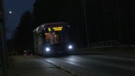 bussi ajaa pimeässä Vaasassa.