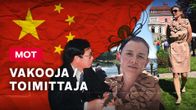 MOT: Vakooja / toimittaja -ohjelman kansikuva. Kollaasikuva, jossa Kiinan lippu ja ohjelmassa esiintyvät henkilöt.