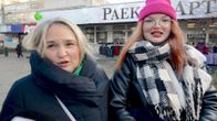Vanhempi ja nuorempi nainen talvivaatteissaan kauppakeskuksen pihalla.