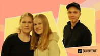 Abitreenien rekryartikkelissa poseeraa hymyilevät ja kaulailevat vaaleat pitkätukkaiset nuoret naiset, taaempana oikealla puolella nuori mies, jolla päällä musta lippalakki.