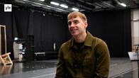 Mies vaaleissa lyhyissä hiuksissa istuu studiossa ja katsoo haastattelijaa. Miehellä on vihreä paitatakki. Taustalla oleva studio on tumma.