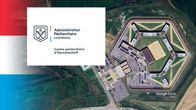 Kuvassa, Luxemburgin lippu ja satelliittikuva Uerschterhaffin vankilasta.