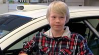 Ruutupaitaan pukeutunut vaaleahiuksinen poika (Kalle Rovanperä) seisoo ralliauton edessä.