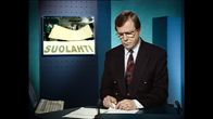 Arvi Lind katsoo juontopapereitaan TV Uutisissa 2.5.1994. Hänen takanaan on teksti: Suolahti.