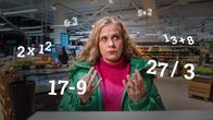 Tuulianna Tola laskee sormilla, ympärillä leijuu yksinkertaisia laskutoimituksia.