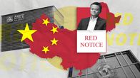 Kollaasikuva, jossa on Kiinan lippu, Interpolin red notice -merkki, Interpolin pääkonttori ja valokuva Alibaban perustajasta Jack Ma:sta.