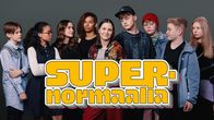 Supernormaalia-sarjan näyttelijät ryhmäkuvassa.