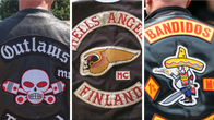 Yhdistelmäkuvassa eri liivijengien logoja selässä. Outlaws, Hells Angels ja Bandidos.