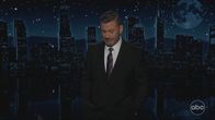 Jimmy Kimmel tittar ner mot golvet. Natthimmel i studiobakgrunden. 